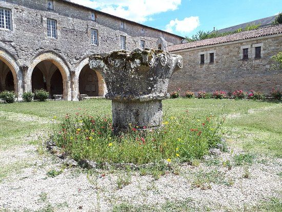 l'abbaye Saint-Sauveur de Charroux